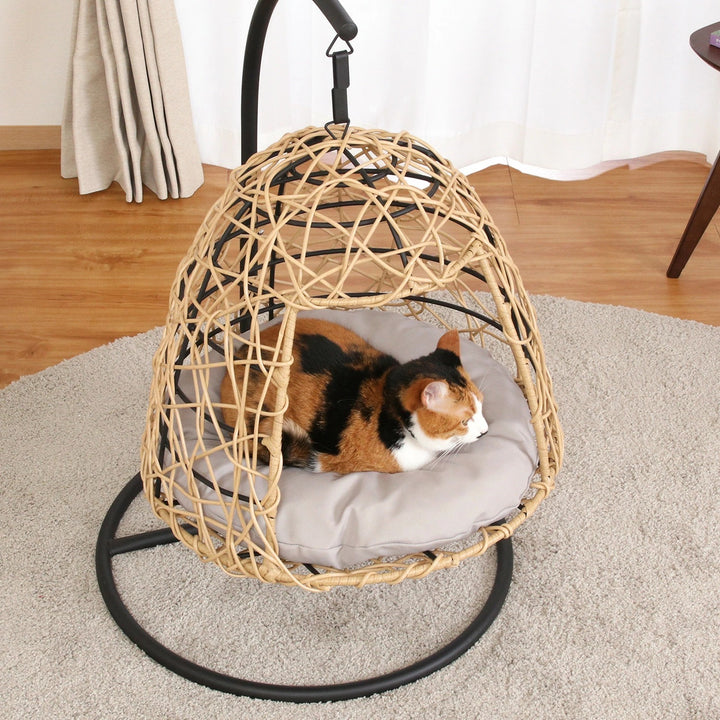 ラタン調デザインの猫用インテリア【Resort Style ハンギングチェア】のご紹介です。